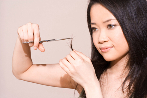 Tỉa đuôi tóc thường xuyên giúp hạn chế chẻ ngọn.