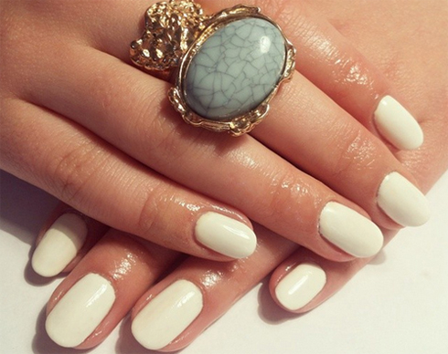 Mùa hè năm nay, bên cạnh các xu hướng họa tiết hay màu sắc, xu hướng móng tay đơn giản cũng được ưu tiên lựa chọn.