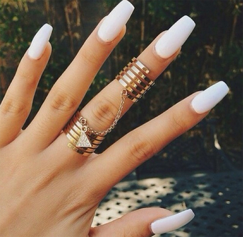 Móng màu trắng sữa tuy đơn giản nhưng tạo được sự đối lập với màu da, thu hút sự chú ý.
