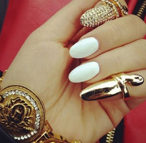 Màu trắng thể hiện sự tinh tế, đơn giản nên bạn có thể kết hợp với phụ kiện cầu kỳ, bắt mắt.