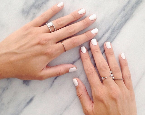 Khi sơn móng, nên dán băng dính xung quanh đầu móng tay để tránh sơn lem ra ngoài.