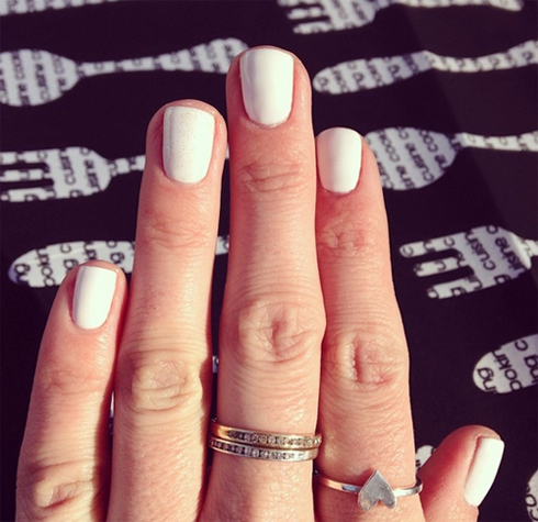 Dưới ánh nắng, màu sắc móng này hơi ngả vàng theo màu da, tạo cảm giác thân thiện và gần gũi.