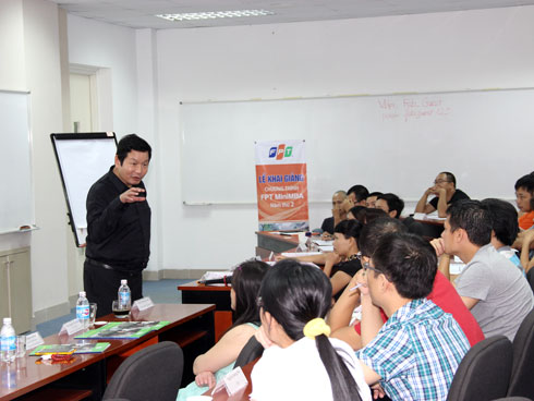 Chủ tịch FPT Trương Gia Bình chia sẻ với các học viên về vai trò của việc học. Ảnh: Hoàng Anh Tuấn