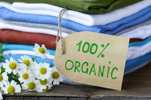Với các tín đồ thời trang, cotton hẳn là chất liệu quen thuộc nhất. Loại vải làm từ sợi bông tự nhiên này xuất hiện với tần suất dày đặc trong các mẫu áo phông, áo ba lỗ, váy... đơn giản nhưng ôm dáng và thoáng hút mồ hôi. Chỉ với 65 - 150k, bạn đã có một món đồ cotton khó lỗi mốt.