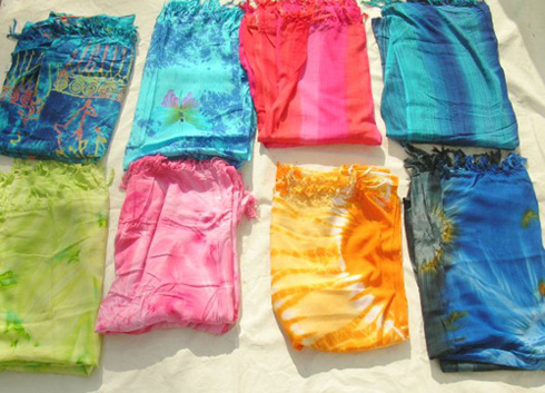 Bạn có thể tìm thấy các sản phẩm sợi rayon rất thoáng mát như khăn hè, quần cạp chun, váy xòe... với giá cả khá dễ chịu. Các tín đồ thời trang Việt thường chuộng nhất hàng Rayon Thái Lan vì có nhiều màu sắc rực rỡ. Tuy nhiên, khi mua về, bạn nhớ giặt riêng qua một lượt để tránh dây màu ra các loại quần áo khác vì đồ vải rayon rất dễ ra màu.
