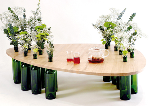 Tập hợp nhiều chiếc chai giống vừa tạo thành chân bàn vững chãi, vừa giúp trang trí cho mặt bàn tiếp khách thêm sinh động.
