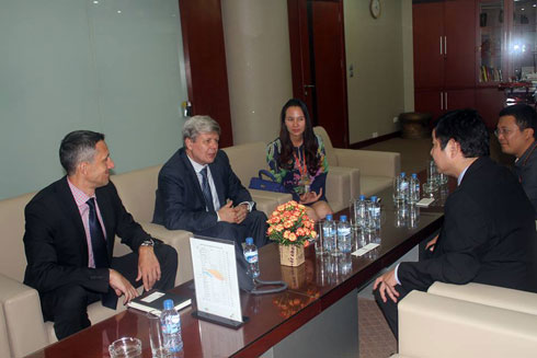 Chủ tịch FPT Trương Gia Bình cũng có buổi gặp gỡ với hai vị khách đến từ Đại sứ quán Slovakia. Anh dùng tiếng Nga trong gần nửa buổi nói chuyện để trao đổi, giới thiệu về đối tác, đặc thù kinh doanh và ngành nghề của công ty.