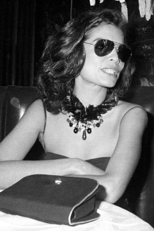 Người mẫu, diễn viên Bianca Jagger đeo kính gọng kim loại cổ điển, xuất hiện tại CLB Copacabana.