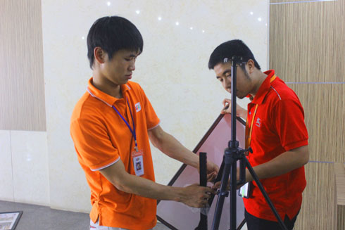 Anh Nguyễn Thu Kế, cán bộ bảo tàng FPT và anh Nguyễn Hữu Phong, Fsoft Đà Nẵng đang chuẩn bị những khâu cuối cùng để bắt tay vào việc lắp ráp các bức hình để buổi triển lãm diễn ra thành công tốt đẹp