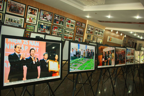 Phó Thủ tướng Nguyễn Thiện Nhân trao bằng khen của Thủ tướng Chính phủ cho tập đoàn FPT, tại lễ kỷ niệm 25 năm thành lập FPT 7.9.2013.