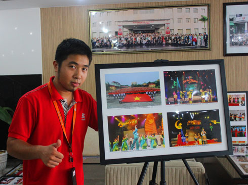 Anh Nguyễn Hữu Phong vui mừng vì bức ảnh triển lãm đầu tiên đã được hoàn thành, đây là bức ảnh sẽ được triển lãm tại nhà hát Trưng Vương vào tối ngày 12.8