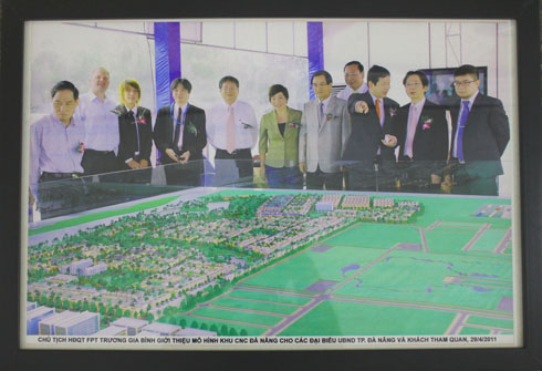 Chủ tịch HĐQT FPT Trương Gia Bình giới thiệu mô hình khu CNC Đà Nẵng cho các đại biểu UBND thành phố Đà Nẵng và khách tham quan ngày 29/4/2011.