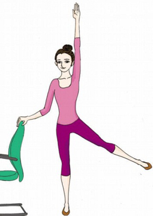 Tư thế đứng thẳng, một tay bám lấy ghế, tay còn lại giơ thẳng lên phía trên. Một chân giữ vững đồng thời đẩy mạnh chân còn lại sang ngang. Lưu ý, tay nào bám ghế thì chân cùng hướng với nó phải giữ vững. Lặp đi lặp lại động tác này 20 lần cho đều cả hai bên cánh tay và chân. Ước tính mức tiêu hao năng lượng của động tác này là 30 calo.