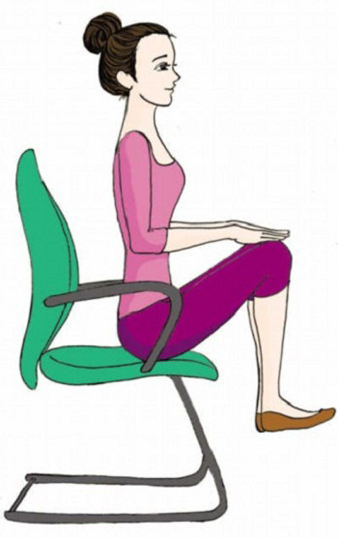 Ngồi ngay ngắn tại vị trí mép ghế, hai tay đặt hờ lên đầu gối rồi từ từ nâng cao đồi gối lên hết mức có thể. Thực hiện động tác này 15 lần. Ước tính mức tiêu hao năng lượng là 30 calo.