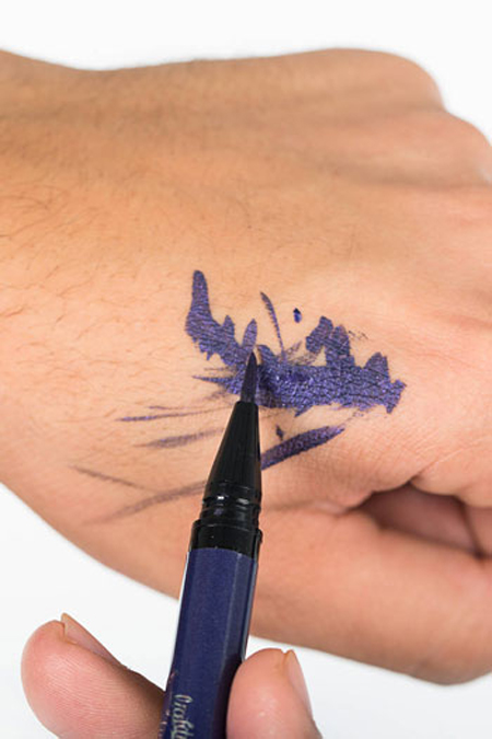 Bắt đầu với bút màu ánh tím. Thử trước màu trên mu bàn tay để tránh hiện tượng màu nước ra quá nhiều hoặc quá ít. Bước thử trước rất quan trọng, giúp bạn ước lượng được chính xác lượng màu nước cho mắt.