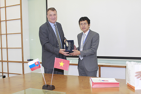 Đại sứ Slovakia và CEO Nguyễn Thành Lâm trao quà lưu niệm.