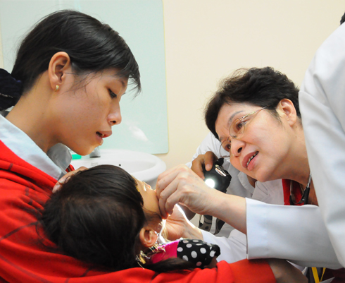 Tiến sỹ Phương cũng trực tiếp thăm khám cho trẻ.