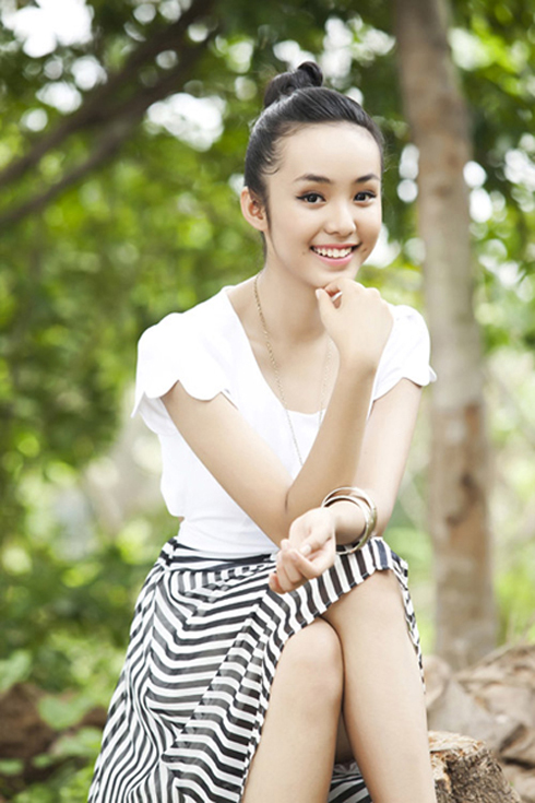 Bạn dễ dàng kết hợp tóc búi với nhiều kiểu trang phục khác nhau.