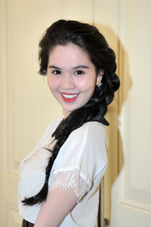 Với kiểu tết đuôi cá gọn gàng, bạn sẽ không lo tóc ướt vì mưa.