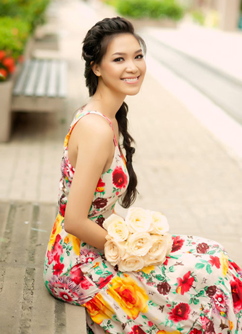 Vào ngày nắng, bạn có thể nới lỏng búi tết để tạo phong cách lãng mạn, bay bổng.