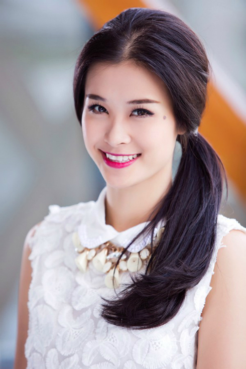 Tóc buộc thấp lệch bên đẹp đơn giản mà vẫn cuốn hút.