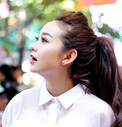 Tạo kiểu tóc buộc đuôi ngựa rối không cần tới lược.