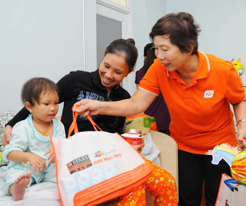 Chị Trương Thanh Thanh gửi những phần quà đầu tiên của ĐH FPT đến các bé đang chờ mổ tại phòng 202.