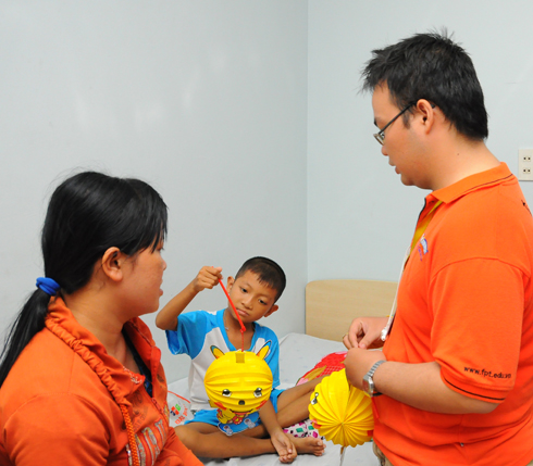 Sinh viên FPT thăm hỏi tình hình bệnh của bé Tuấn, quê Kiên Giang.