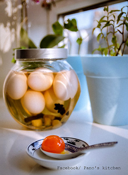 Thời gian muối trứng vịt vào khoảng 1 tháng, lòng đỏ trứng còn cứng, thơm và không có mùi tanh. Về màu sắc thì tùy loại trứng mà có màu đỏ cam hay màu cam nhạt.