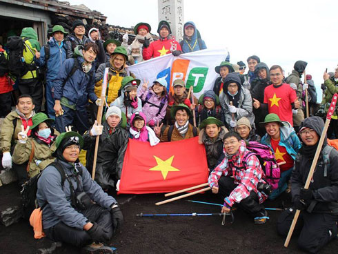 Niềm vui của CBNV FPT Japan khi chinh phục đỉnh Phú Sĩ.