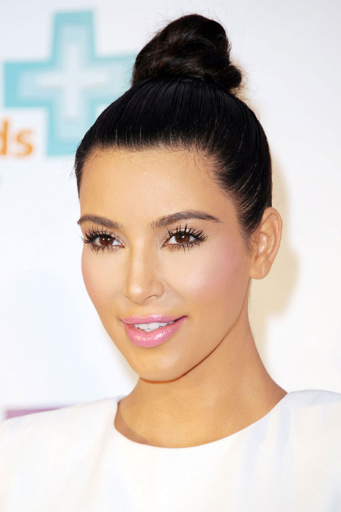 Kỹ thuật búi cao không những giúp mái tóc gọn gàng hơn mà còn đem lại cho bạn phong cách năng động. Ngoài việc phù hợp với style dạo phố hàng ngày, đây còn là mẫu tóc quyến rũ cho bạn gái trong những sự kiện lớn. Người đẹp