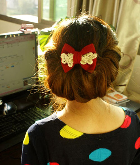 Bất kể tóc ngang vai hay tóc dài, bạn đều có thể áp dụng style này. Phương pháp đính thêm chiếc nơ sắc màu nổi bật sẽ giúp bạn thêm trẻ trung, duyên dáng.