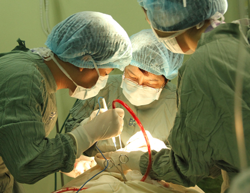Các chuyên gia nhiều kinh nghiệm của Bệnh viện và Khoa trực tiếp phẫu thuật.