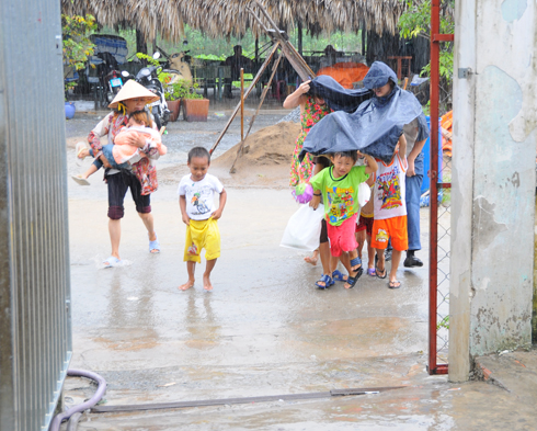 Cơn mưa lớn cũng cản trở việc di chuyển từ khu tiếp khách sang các nhà ở của Cơ sở. Các thành viên trong đoàn phải chia nhau chiếc áo mưa nhỏ để qua đường.