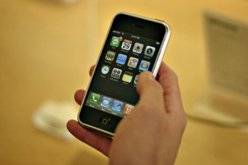 Original iPhone - 2007. Sau nhiều năm đoán mò, cuối cùng, Steve Jobs cũng đã chịu cho ra mắt điện thoại đầu tiên của hãng - iPhone - vào ngày 9/1/2007. Được đưa ra thị trường với giá 599 USD cho bản 8 GB và 499 USD cho bản 4 GB. Ảnh: AP.
