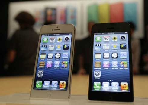 iPhone 5 - 2012. Đây là thế hệ thứ 6 của iPhone được đưa ra công chúng ngày 21/9/2012. iPhone 5 mang nhiều nét riêng biệt so với đàn anh trước đó. Đặc biệt, 5 đã mỏng hơn. Ảnh: AP.