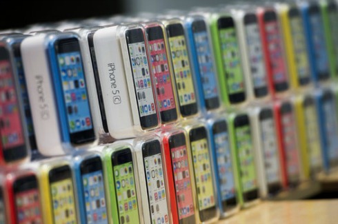 iPhone 5C - 2013. Đây được xem là dòng sản phẩm đa sắc màu nhất của Apple. iPhone 5C cung cấp ra thị trường các màu xanh lá, hồng, vàng và trắng. 5C được cung cấp ở mức giá có thể chấp nhận được - 16 GB là 99 USD. Ảnh: Bloomberg.