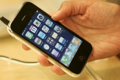iPhone 3G - 2008. Thế hệ thứ hai của iPhone có thể dữ liệu 3G. Apple giới thiệu hai phiên bản 8GB và 16GB. Cùng đó hệ điều hành iOS 2.0 và thêm vào App Store. Ảnh: AP.