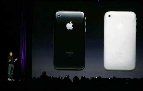 iPhone 3G - 2008. Với 3G, Apple thêm sự lựa chọn về màu sắc cho người dùng: trắng hoặc đen ở mặt lưng. Mặt lưng của bản gốc là nhôm cùng dải nhựa. Còn 3G thì toàn nhựa. Ảnh: AP.