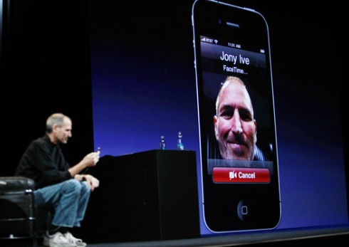 iPhone 4 - 2010. Với iPhone 4, Apple giới thiệu bằng cách nhìn vào màn hình điện thoại và trò chuyện thông qua Facetime. Ảnh: AP.