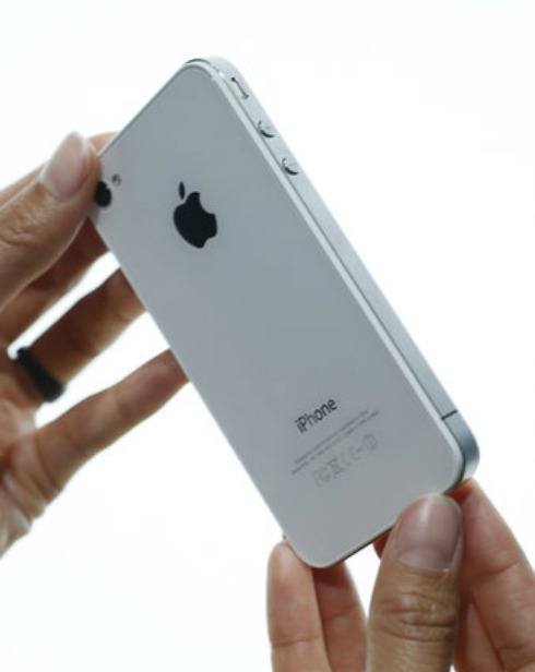 iPhone 4 - 2010. Thời mà iPhone 4 ra mắt, nó được xem là smartphone mỏng nhất 12mm. Ảnh: AP.