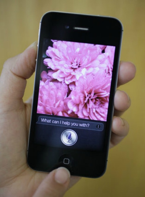 iPhone 4S - 2011. Sản phẩm này chạy iOS 5 với 200 cập nhật trong đó có Apple Maps, Passbook và Siri. Ảnh: AP.