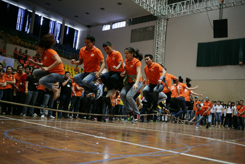 Các đội vừa kết thúc phần thi nhảy dây tập thể. Với thành tích 53 lượt nhảy trong 3 phút, FPT Telecom đã giành ngôi Vô địch phần thi này. Hội thao đang chuẩn bị thi nhảy bao bố đôi tiếp sức.