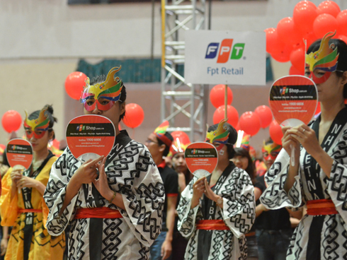Trình diễn văn hóa Nhật Bản, 450 người FPT Retail phủ kín đường diễu hành với màu áo đen-đỏ đặc trưng của người Bán lẻ. Thả những chiếc bóng bay, họ hô vang: “Sức mạnh tập tểh vươn xa toàn cầu”.