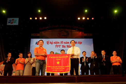 FPT Nhận cờ truyền thống của Ủy Ban nhân dân thành phố Đà Nẵng