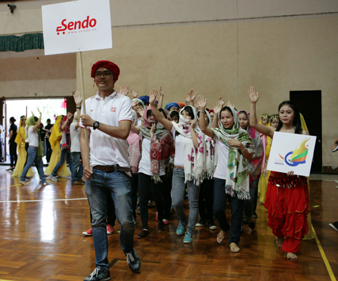Sendo diễu hành với 13 cô gái Ấn Độ tượng trưng ngày 13, sinh nhật tập đoàn.