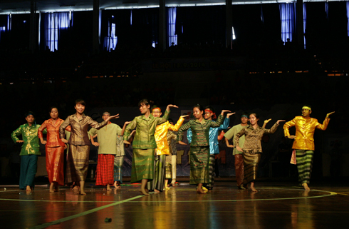 Các vũ điệu Myanmar rất đoan trang, trang phục cầu kỳ phủ kín người