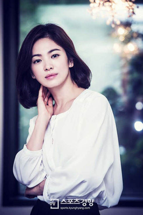 Thời gian qua, Song Hye Kyo thực hiện nhiều cuộc phỏng vấn với mục đích quảng bá phim mới. Áo trắng là loại trang phục được cô ưa thích.