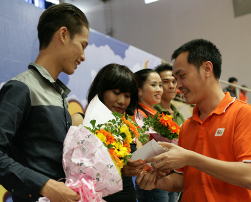 Phó TGĐ FPT Telecom Nguyễn Hoàng Linh tặng hoa và phần thưởng cho các cặp đôi đoạt giải.