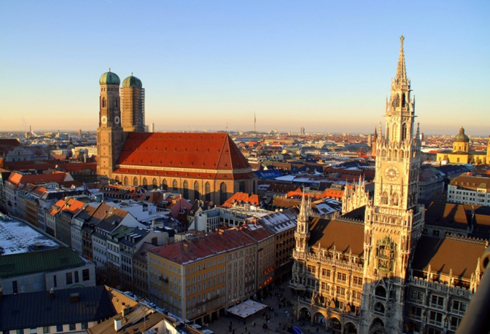 Lỹ do tuyệt vời nhất để du lịch Munich vào mùa thu là Lễ hội bia Oktoberfest. Hãy nhanh tay đặt vé máy bay để hòa mình vào lễ hội Oktoberfest, ngập tràn xe ngựa carnival, đồ ăn của bang Bavaria và bia.